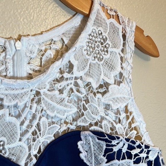 Venus Blue White Lace Sleeveless Dress - Picture 4 of 15